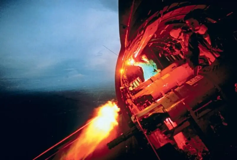 Экипаж ганшипа созданного на базе военного транспортника С47 обстреливает - фото 1