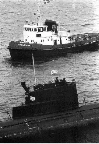 С363 покидает Карлскруну в сопровождении буксира В 1630 Т Фельдин и У - фото 16