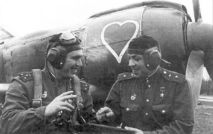 Капитан Александр Лобанов слева и майор Александр Павлов позируют на фоне - фото 58