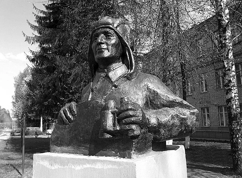 Памятник З В Колобанову в д Войсковицы Зиновий Григорьевич Колобанов - фото 57