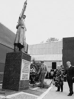 Памятник бойцам батальона Г Мадояна Шесть дней отряд Гукаса Мадояна оборонял - фото 70