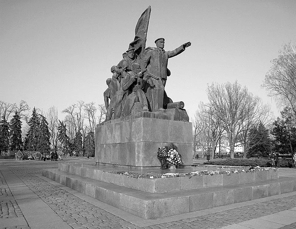 Памятник десантникам К Ф Ольшанского в г Николаев Константин Федорович - фото 73