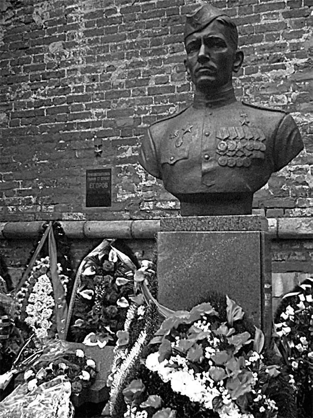 Могила М А Егорова Двое из знаменосцев Победы были удостоены высшей награды - фото 80