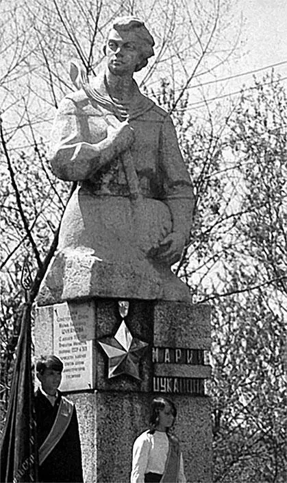 Памятник М Н Цукановой на территории Морского госпиталя Тихоокеанского флота - фото 81