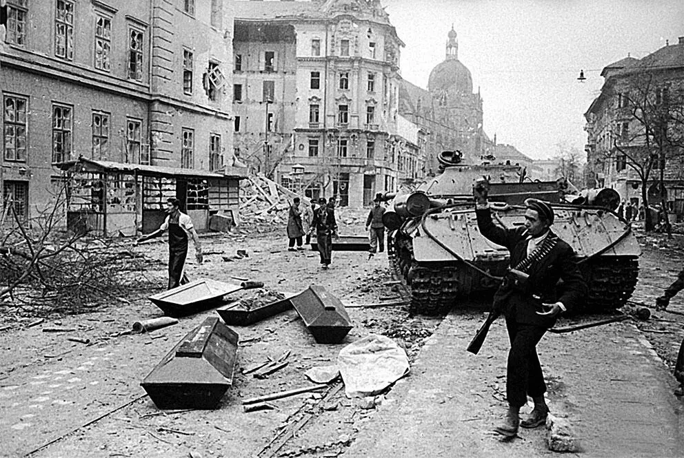 Советский танк на одной из улиц Будапешта в 1956 г Александр Михайлович - фото 83