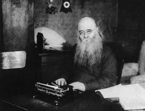Митрополит Московский Сергий Страгородский в своем рабочем кабинете 1937 г - фото 46