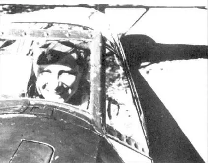 Экхарт Прибе в кабине Bf109В2 борт 633 Однажды мы сидели около своих - фото 131
