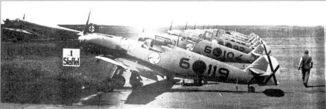 Истребители Bf109Fl из первой эскадрильи в парадном строю Эмблема третьей - фото 167