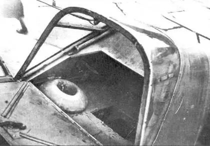 Открытый багажный отсек В1 видна аккумуляторная яма Фонарь кабины Bf - фото 29