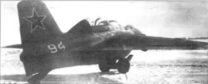 Двухместный Me 163 S во время тестов в ЛИИ На этом самолете летал Марк Галлай - фото 95
