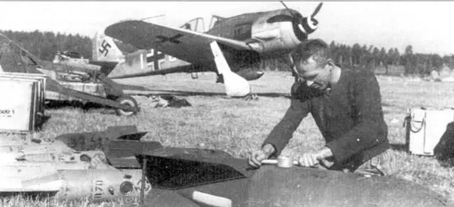 Картинка напоминает мирное время вокруг истребителя Fw190 разложена куча бомб - фото 131