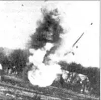 Серия снимков иллюстрирует гибель Fw190 Подобным образом в 1944 г завершили - фото 151