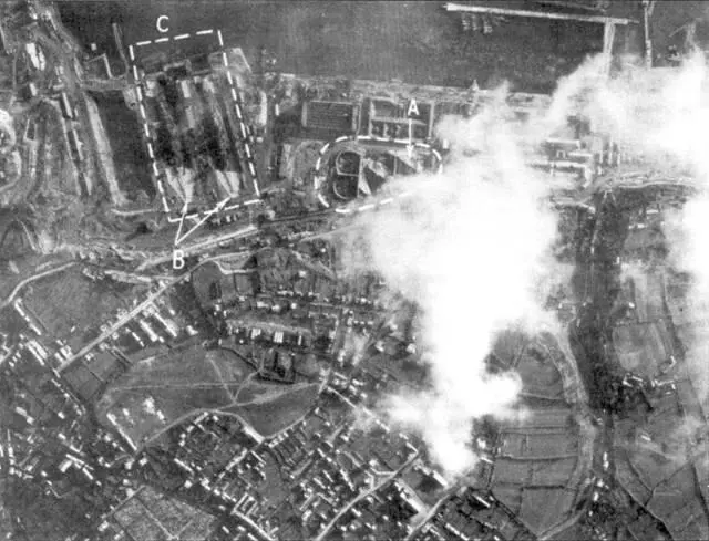Аэрофотоснимок порти Брест сделанный в конце 1941 г британским - фото 13