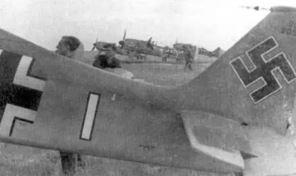 Звено Fw190 А2 из 7JG2 аэродром Тивилли Летчики бегут по тревоге к - фото 33