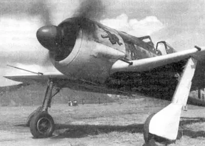 На капоте истребителя Fw190A2 из IIJG1 хорошо видна эмблема группы в виде - фото 38