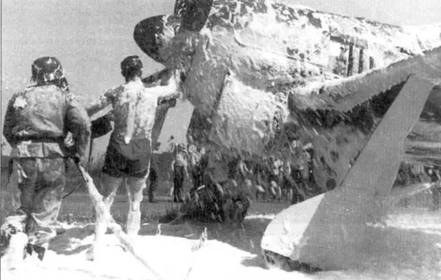 Обычная сцена на аэродроме в период начала освоения истребителей Fw190 Пожары - фото 4