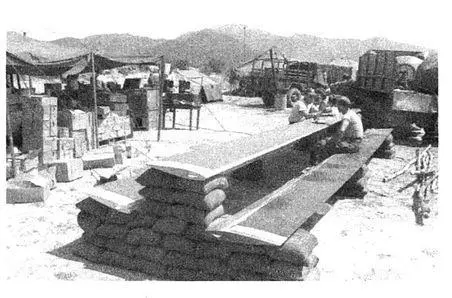 Kiess has coffee with a pilot on a picnic table made from ruined rotor blades - фото 42