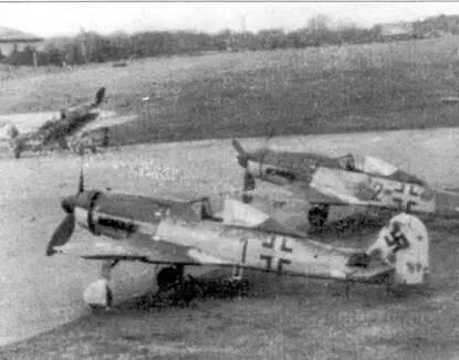 Март 1945 года Пренцлау Средняя машина из тройки Fw 190D9 из IVJG 3 несет - фото 102
