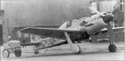 Начало 1945 года Дора9 на которой летал Осси Ромм стоит перед ангаром в - фото 103