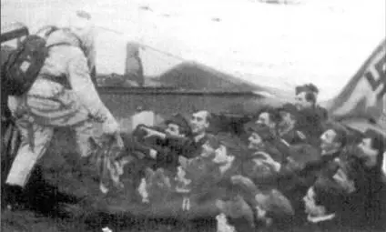 Рождество 1944 года Лиепая Курляндия Механики 7JG 54 встречают Деда Мороза - фото 106