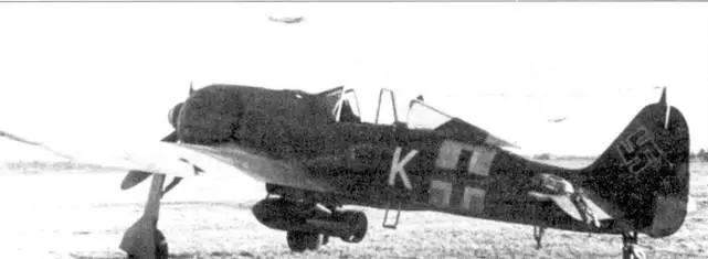 Fw 190А4 с подвешенной бомбой Хотя камуфляж его полностью соответствует - фото 35