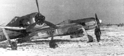 Два Fw 190 с подвешенными бомбами готовятся к вылету по первому снегу Машина - фото 58