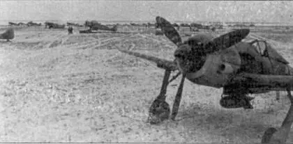Конец 1943 года Fw 190F с подвешенной бомбой стоит в ожидании боевого вылета - фото 65