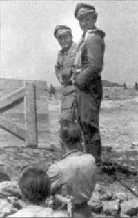 Апрель 1944 года Херсон У землянки штаба IIJSG 2 встретились командир 6 SG - фото 69