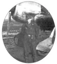 Главный механик Бухнера унтерофицера Вицорек стоящий перед своим Fw 190F8 - фото 74