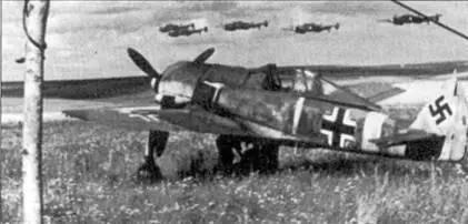 Июнь 1944 года Румыния Fw 190 из I Gruppe Schlacht спокойно стоит на полевом - фото 97