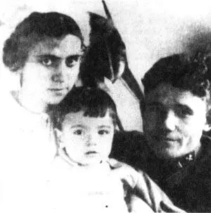 Гена Шпаликов с матерью Людмилой Никифоровной и отцом Федором Григорьевичем - фото 2
