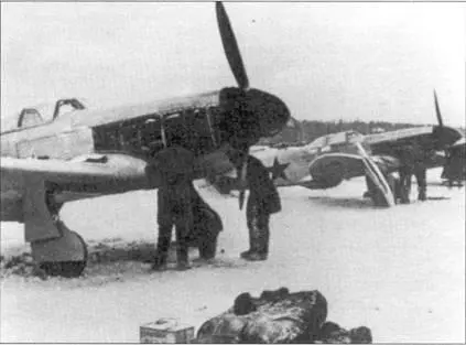 Выстроенные в ряд истребители Як1M начало 1943 года На самолетах стоял - фото 50