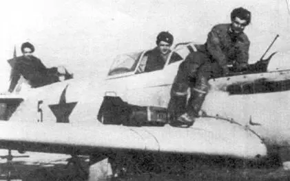 Техники проводят крупный ремонт истребителя Як 1М район Иванова конец 1942 - фото 52