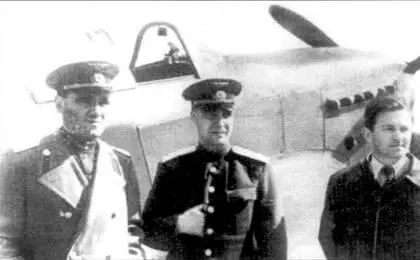 Слева на право авиаконструктор А С Яковлев летчикиспытатель П Я Федрови - фото 12