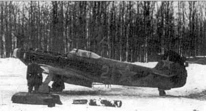 Механики проверяют двигатель район Тулы 1943 год Климовский М105ПФ оказался - фото 30