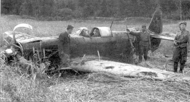 Як9 сбитый над Финляндией Финский солдат держит демонтированную пушку ШВАК - фото 93