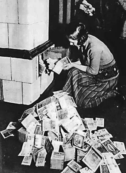 Инфляция в Германии домохозяйка топит печь ассигнациями Банкнота в пятьсот - фото 6