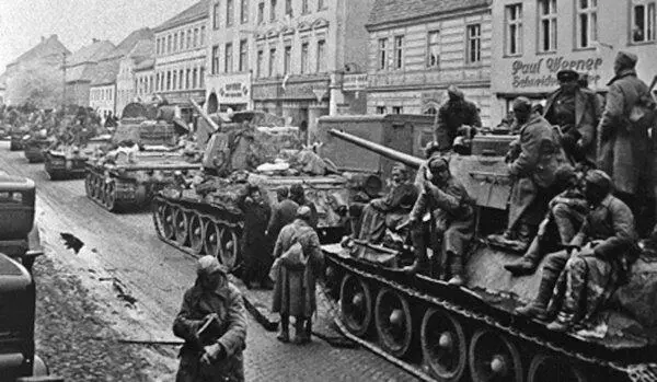 Советские войска в Берлине Советские самолеты в небе над Берлином Эпилог - фото 60