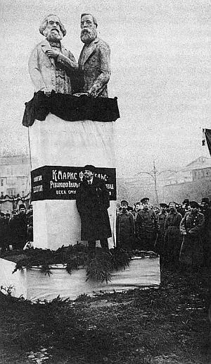 Ленин выступает на открытии гипсового памятника К Марксу и Ф Энгельсу 1918 - фото 5