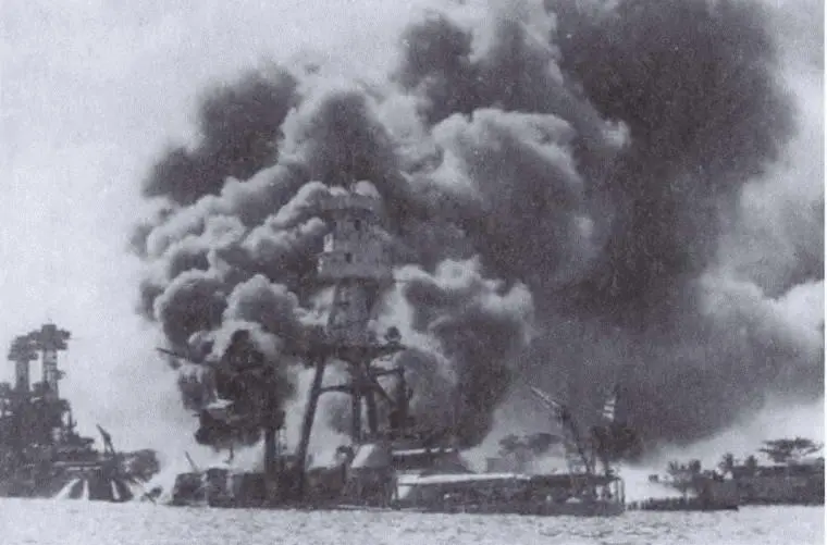 Середина дня 7 декабря 1941 года Линкор Аризона все еще горит Линкоры - фото 53