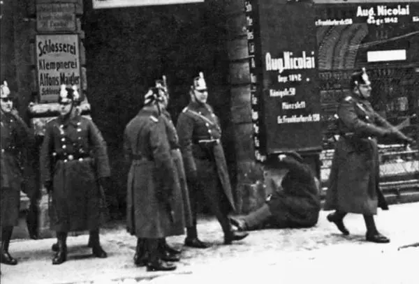 Противник митинга нацистов избитый берлинской полицией 1933 г Августовский - фото 11