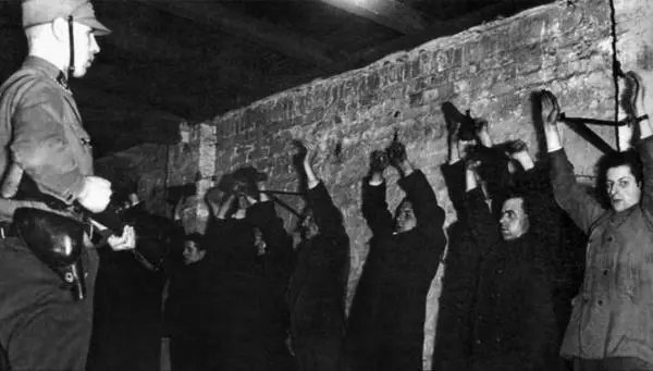 Штурмовик охраняет захваченных противников нацистов 1933 г Поэтому совершенно - фото 8