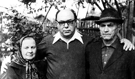 С матерью Агафьей Петровной и отцом Николаем Алексеевичем Сентябрь 1976 г В - фото 6
