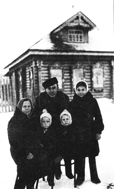 Я вернулся домой на костылях Отец на фронте Какое тяжелое бремя легло на - фото 17