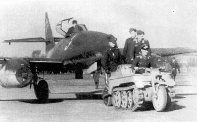 Буксировка разведывательного Me 262 из Команды Браунегга В роли тягача здесь - фото 26
