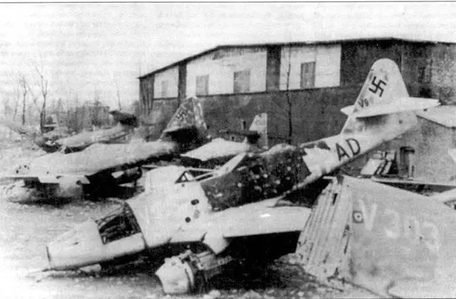Обломки нескольких Ме262 В1а в Лехфельде в 1945 году Ни переднем плане - фото 69