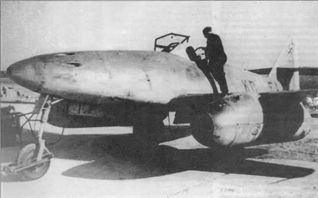 Ранний Me 262 A1a еще с заводскими обозначениями KDEA До момента установки - фото 16