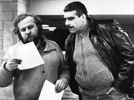 Сергей Довлатов справа с Петром Вайлем в НьюЙорке 1981 г Поселился - фото 97