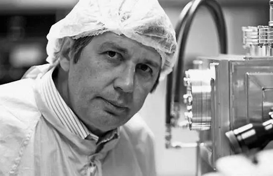 Нобелевский лауреат 2010 г Андрей Гейм за работой в лаборатории Известность в - фото 100