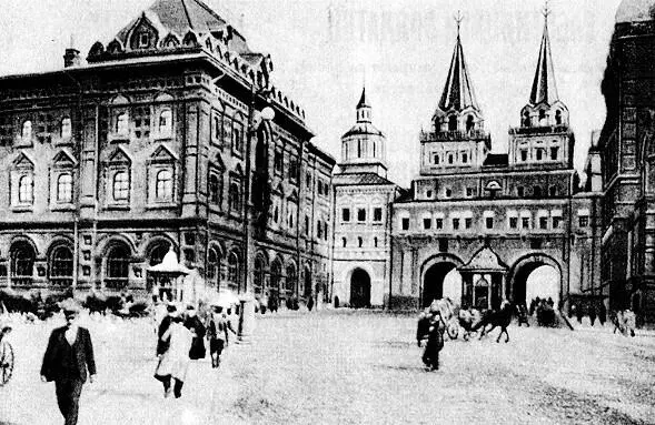 Иверские Воскресенские ворота Построены в 1680 году Слева от ворот здание - фото 1
